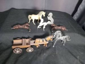 lot 7007 image: Horse Figurine Collection Lot 7 Pieces Cart Animals