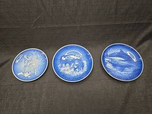 lot 1375 image: 3 Blue & White Decorative Plates 1985 2000 Childrens Day Fathers Day
