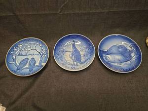 lot 1376 image: 3 Blue and White Decorative Plates Fathers Day 1895-1995 2000 2001
