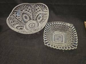 lot 1389 image: 2 Cut Glass Bowls with Geometric Filigree Pattern