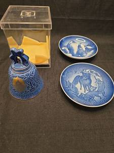 lot 1401 image: Blue and White Decorative Plate and Bell Lot with Display Box