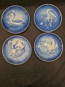 lot 1404 image: Four Blue and White Decorative Plates Mothers Day 1992 1997 1998