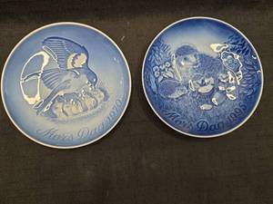 lot 1412 image: Bing & Grondahl Mothers Day Plates 1970 1995 2 Piece Set