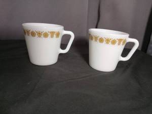 lot 6875 image: Pyrex Butterfly Gold coffee mug set