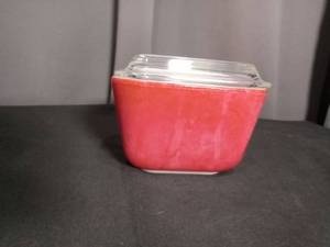 lot 6899 image: Pyrex red refrigerator dish