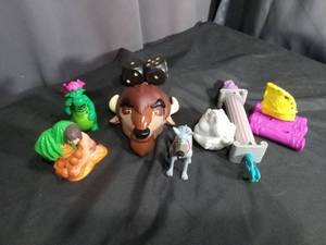 lot 6947 image: Mixed Lot Small Plastic Animal & Character Figures Approx 8 Pieces