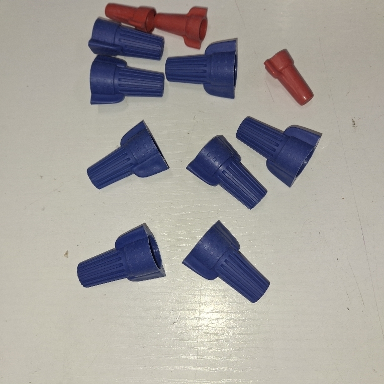 lot 18968 image: Winged Wire Connectors, Blue And Red
