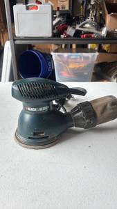 lot 106 image: Black & Decker Random Orbital Sander with Dust Collection