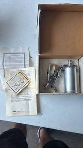lot 127 image: Badger Air-Brush Company Model 400 DetailTouch-Up Gun