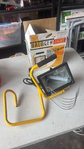 lot 154 image: Quality Craft 500 Watt Portable Halogen Work Light QH-505