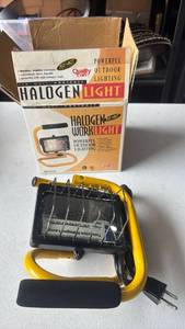 lot 158 image: Quality Craft 150 Watt Halogen Work Light QH-215 Portable Outdoor Lighting