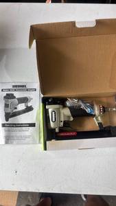 lot 210 image: Surebonder Pneumatic Stapler Model 9600cb 14 -916 Staples Heavy Duty