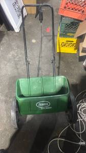 lot 227 image: Scotts AccuGreen 1000 drop Spreader