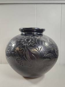lot 76 image: Handmade Barro Black Pottery Vase San Batolo Coyotepec Oaxaca Mexico Etched
