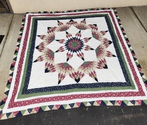 lot 86 image: Hand Quilted Mariners Compass Star Quilt Vintage