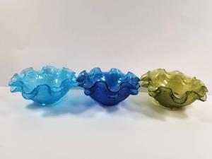 lot 114 image: 6 Textured Glass Ruffled Bowls Light Blue Dark Blue Yellow-Green