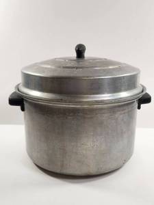 lot 121 image: Laurel Aluminum Ware 6.5 Quart Pot with Lid
