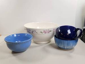 lot 135 image: Ceramic Bowl Lot 4 Pieces Pink Floral Blue Solid