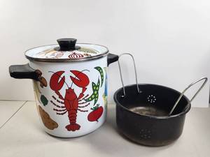 lot 151 image: Vintage Enameled Cookware Pot with Lid and Strainer Basket Seafood Design