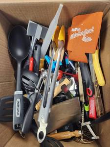 lot 159 image: Kitchen Gadgets & Tools Lot - Spatulas, Spoons, Whisks, Utensils, Cookware