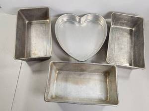 lot 161 image: 4-Piece Baking Pan Set Heart Shape Rectangle Square