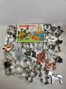 lot 165 image: Big Vintage Cookie Cutters Bundle