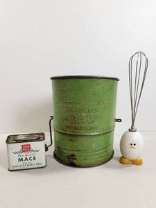 lot 168 image: Bromwells Bee Flour Sifter Pat. No. 1753995