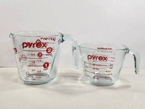 lot 169 image: Pyrex Measuring Cup Set 2-Piece Glass 2 Cup 1 Cup