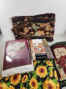 lot 171 image: Lot of Tablecloths Elegance Plaid, MainStays, Lauren, Sunflower, Joy