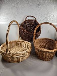 lot 206 image: Woven Baskets Lot of 3 Assorted Sizes and Colors