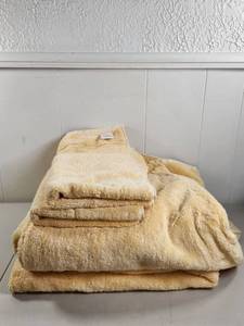 lot 230 image: Liz Claiborne 100% Cotton Towels Set Cream Beige