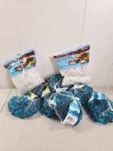lot 247 image: Decorative Accents Lot Blue and White Stones