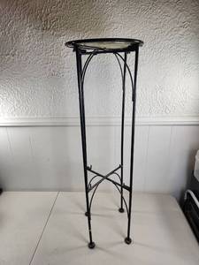 lot 253 image: Black Metal Plant Stand with Round Top, Decorative Dried Flowers Display