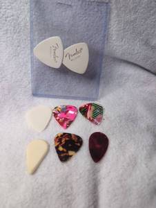 lot 2002 image: Fender Guitar Picks  Variety Set-8ct