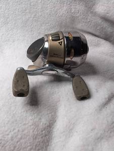 lot 2512 image: Shakespeare Micro Cast Fishing Reel 4LB700S Gear Ratio 4.11