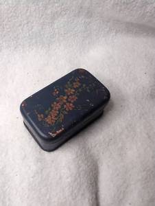 lot 2522 image: Small Metal Hinged Lid Box Dark Blue Floral Decoration