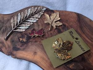 lot 3002 image: Decorative Leaf Brooches of Various Sizes Lot - 4 ct