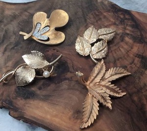 lot 3003 image: Lot of 4 Gold Tone Leaf and Floral Brooches with Pearl Accent - 4 ct