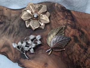 lot 3004 image: Metal Botanical Brooches Flower Leaf Spray Designs - 3 ct