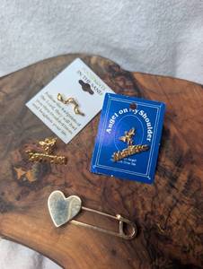 lot 3014 image: Religious Inspirational Pins  Heart Pin -4ct