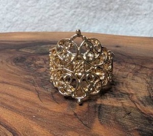 lot 3109 image: Filigree Ornamental Ring with Scrollwork Design - Stretch Band