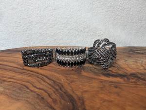 lot 3116 image: Decorative Rings with Black and Clear Rhinestone Embellishments-Stretch Band-3ct