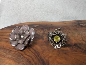 lot 3117 image: Decorative Jewelry Lot Pendant Ring Flower Motif-Stretch Band- 2 ct