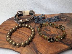 lot 3203 image: Beaded Bracelet Pieces Mixed Styles - 4 ct