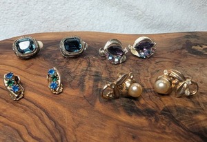 lot 3308 image: Fashion Jewelry Earrings with Blue Stones and Pearls - 4 ct