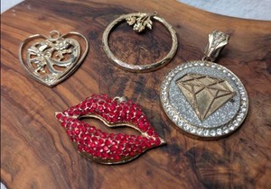 lot 3411 image: Lot of 4 Metal Necklace Pendants Heart Lips Ring Diamond Charm Jewelry