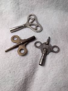 lot 3506 image: Lot of 3 Vintage Clock Keys