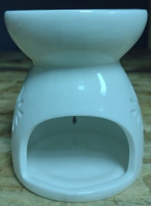 lot 86 image: White Ceramic Wax Warmer Oil Burner with Cutout Design