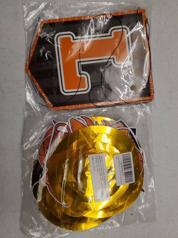 lot 58455 image: Basketball Party Decoration Kit - Retail $8