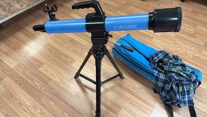 lot 5 image: edu science Refractor Telescope with Tripod Stand (see photos for condition)